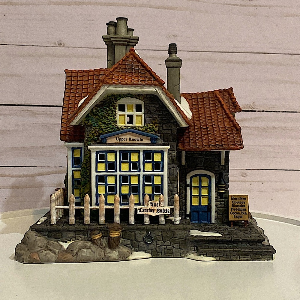 DEPARTMENT 56 - The Leather Bottle - Heritage Village - Dickens Village